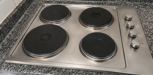 Instalación real de cocina encimera realizada por Ospina Servicios