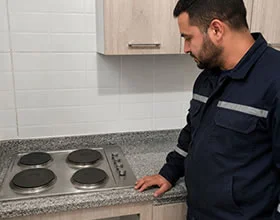 Cocina encimera instalada correctamente en domicilio de Santiago