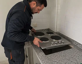 Técnico de Ospina Servicios trabajando en instalación de cocina encimera